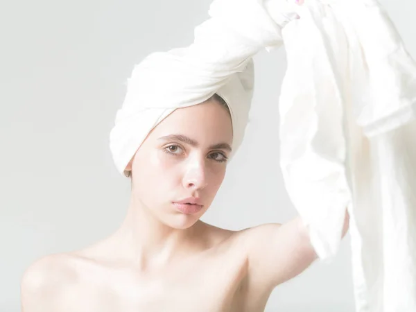 Jolie femme déroulant blanc, serviette de bain de la tête — Photo