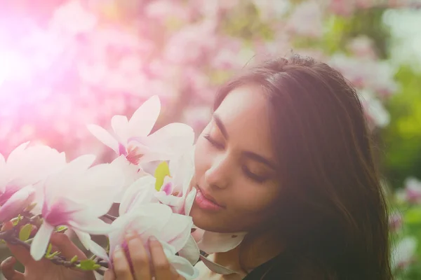 Chica feliz con sonrisa adorable sonriendo al árbol de magnolia —  Fotos de Stock