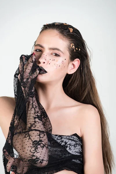 Портрет молодої дівчини в ретро чорній мереживної вуалці — стокове фото