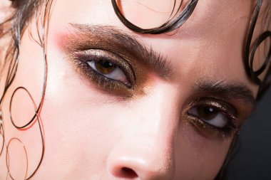 güzel gözleri sevimli görünümünü kızla