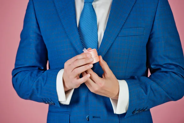 Gift box for jewelry in hand of man — Stock Photo, Image