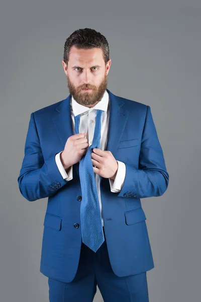 Бізнесмен або бородатий чоловік в офіційній куртці, краватка — стокове фото