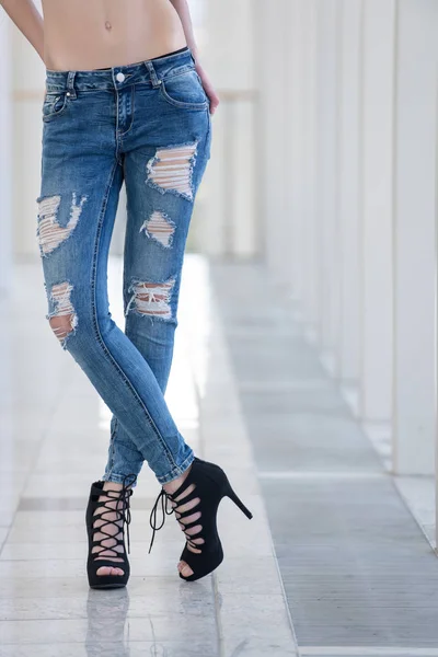 Jeans en las piernas de la mujer joven, chica en zapatos de moda — Foto de Stock