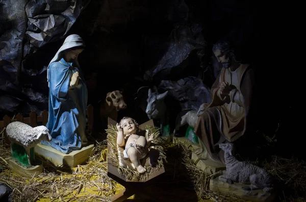 Menino Jesus deitado na manjedoura na caverna — Fotografia de Stock