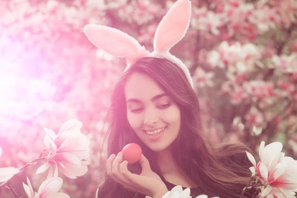 Meisje met paasei, in bunny oren, magnolia — Stockfoto