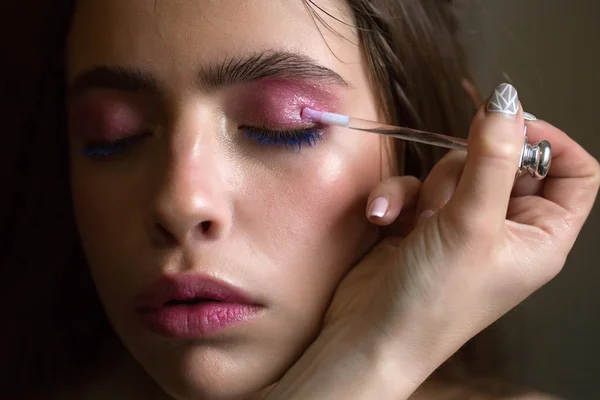 Mujer consiguiendo sombras rosadas, maquillaje, aplicado en ojos —  Fotos de Stock