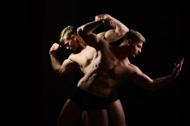 Erkekler kaslı gövde ve güçlü erkek abs, fitness modeli
