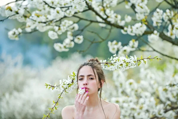 Menina sexy com branco, flores florescentes na boca e no cabelo — Fotografia de Stock