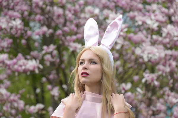 Vrouw met bunny oren op blonde, lange haren — Stockfoto