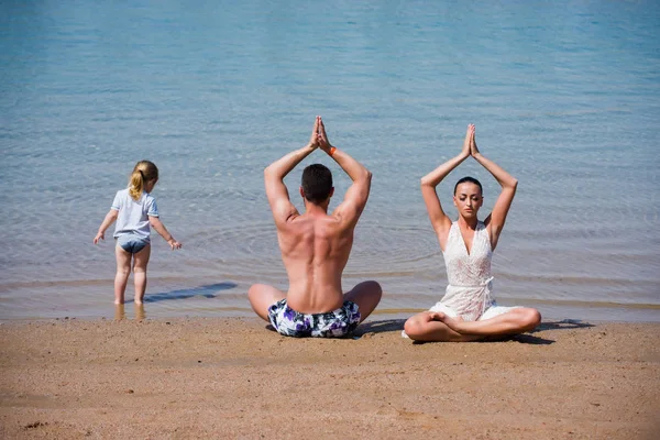 Yoga y meditación, amor y familia, vacaciones de verano, espíritu, cuerpo —  Fotos de Stock