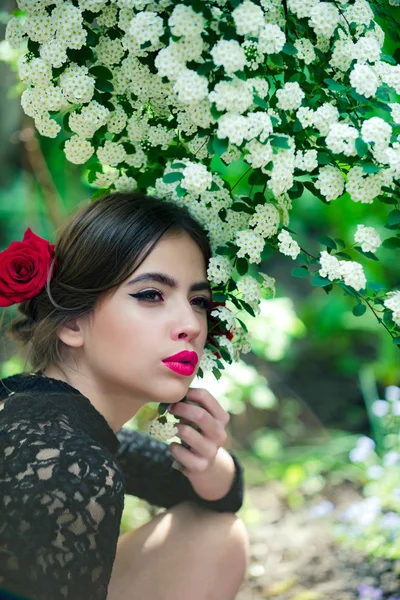 Bella ragazza con trucco spagnolo alla moda, rosa fiore in capelli — Foto Stock