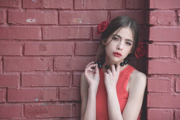ファッショナブルな化粧と髪にバラの花を持つ少女 — ストック写真