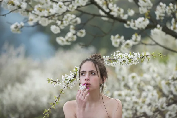 Donna con fiori bianchi in fiore in bocca e capelli — Foto Stock