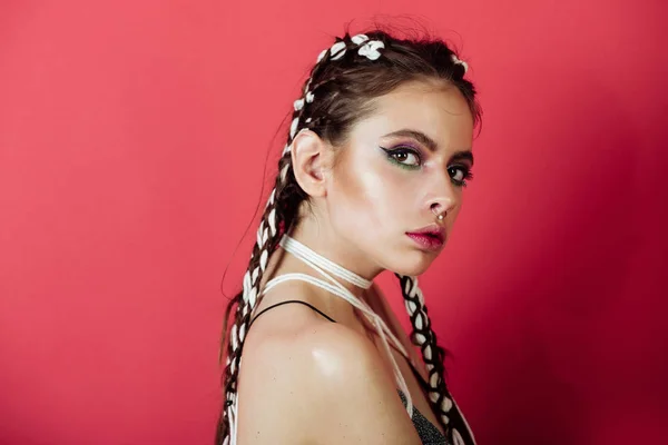 Mujer adorable con cabello elegante y maquillaje de color, anillo en la nariz —  Fotos de Stock