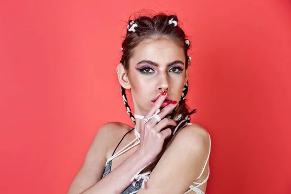 Девушка с макияжем, стильные волосы лизать пальцы с языком — стоковое фото