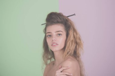 Metalik çivi doğal sarışın, uzun saçlı güzel kadın