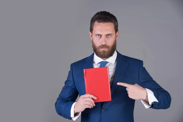 Laptop in de hand van de mens, zakenman in blauwe outfit — Stockfoto