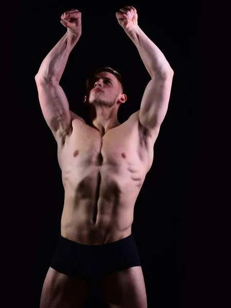 Hombre con torso muscular y abdominales masculinos fuertes, modelo fitness —  Fotos de Stock