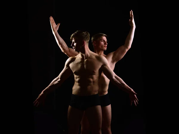Muskulöse Zwillingsmänner mit nacktem Oberkörper, Sixpack in Unterwäsche — Stockfoto