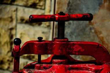 kırmızı renkli boya soyma ile manuel vana