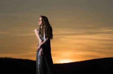 pastoral sunset bulvarında poz kadın