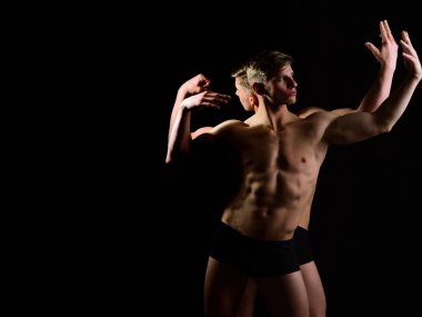 Erkekler, kas twins çıplak gövde, iç çamaşırı altı paketi ile