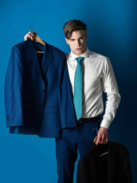 Człowiek w białą koszulę i krawat na niebieskim tle — Zdjęcie stockowe