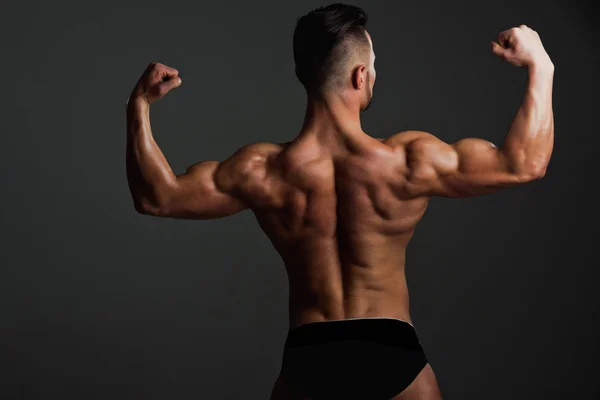 Bíceps y tríceps de atleta con cuerpo muscular — Foto de Stock