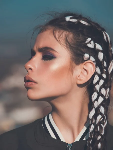 Leuke trendy meisje met stijlvolle make-up en lange vlechten — Stockfoto