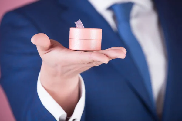 Mann mit Schachtel in der Hand auf verschwommenem Hintergrund, Hochzeit — Stockfoto