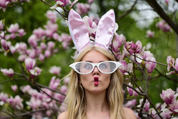 Mooi meisje maken vis gezicht in glazen en bunny oren — Stockfoto