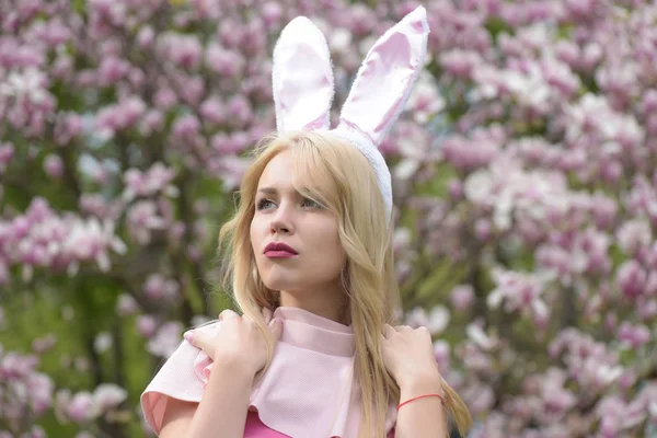 Meisje met bunny oren op lange, blonde haar — Stockfoto