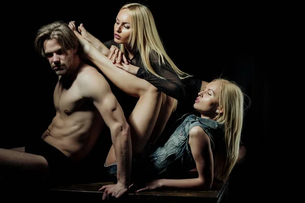 Любовний трикутник сексуального чоловіка і двох красивих дівчат — стокове фото
