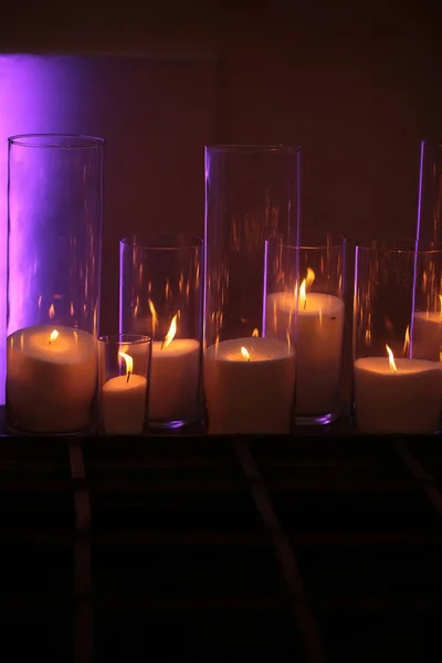 Brennende Kerzen aus weißem Wachs mit Flammenreflexion — Stockfoto