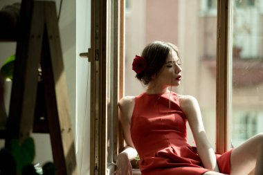 İspanyol makyaj ve kırmızı dudaklar, saç gül ile kız