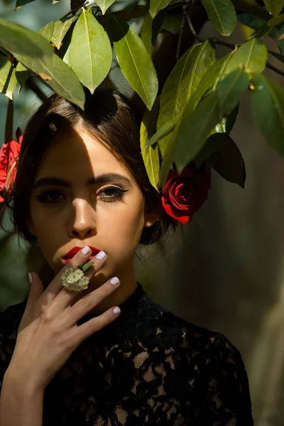 Donna con trucco alla moda con fiore bianco in bocca — Foto Stock