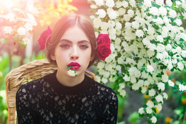 Dívka s bílou květinou v ústech na zamyšlenou tváři — Stock fotografie