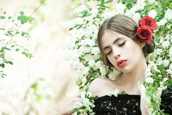 Chica bonita con maquillaje español de moda, flor de rosa en el pelo —  Fotos de Stock