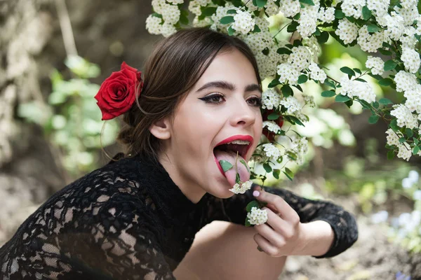 Mladá krásná žena s make-up a červená květina v účes — Stock fotografie