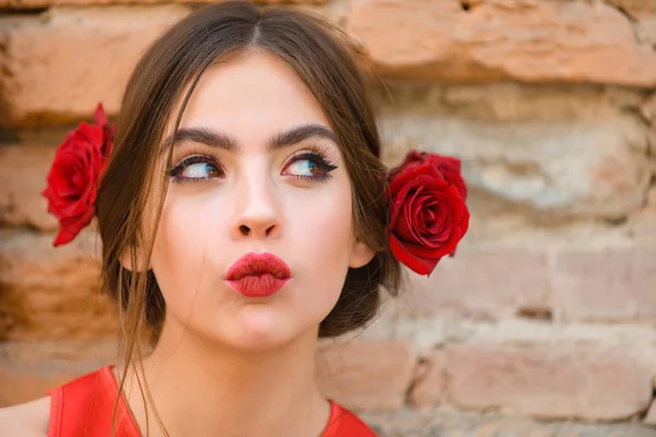 빨간 입술에 미풍의 장미를 가진 호기심많은 여자 — 스톡 사진