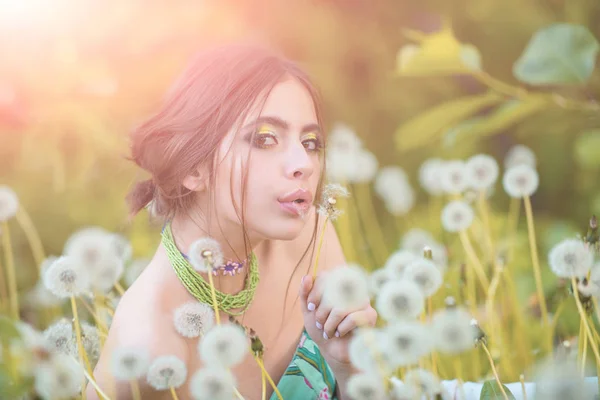 Belleza y moda, mujer con maquillaje de moda —  Fotos de Stock