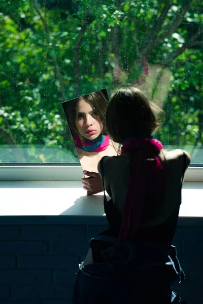 Menina com bonito jovem rosto segurar espelho com reflexão — Fotografia de Stock