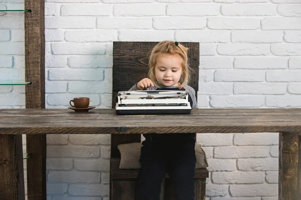 Liten pojke eller leende affärsman barn med skrivmaskin — Stockfoto