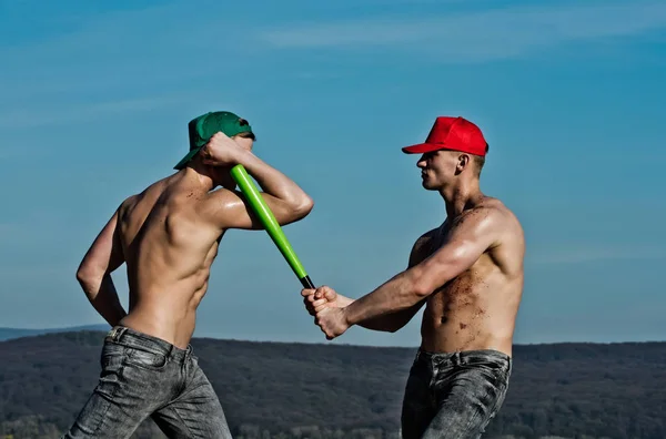 筋肉質の男性はセクシーな体の野球選手 — ストック写真