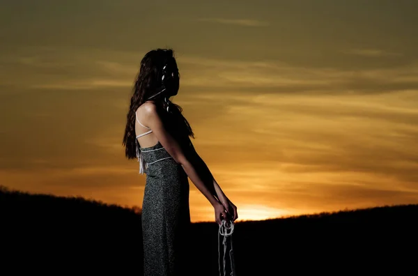 Girl watching idyllic sundown — Stock Photo, Image