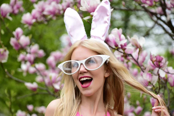 Lente, Pasen, verrast vrouw met grappige bril, bunny oren — Stockfoto