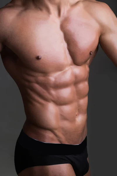 Hombre sexy con cuerpo muscular en pantalones de ropa interior — Foto de Stock