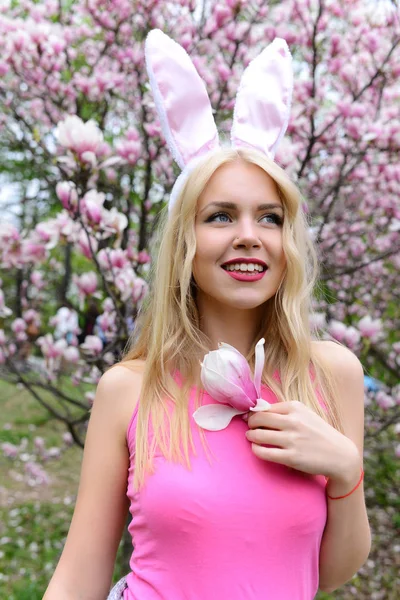 Meisje in bunny oren met magnolia tak — Stockfoto