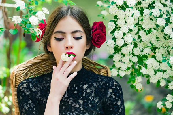 Ragazza con fiore bianco in bocca sul viso premuroso — Foto Stock