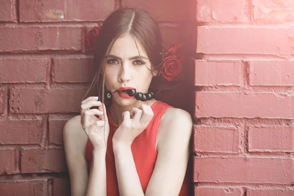 ファッショナブルな化粧と髪でバラの花スペインの女性 — ストック写真